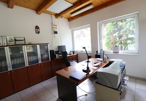 Pest megye Herceghalom önálló telephely, 2210nm-es telken 437nm épületegyüttes, iroda, raktár eladó