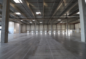 Pest megye Páty M1 autópályához közel 22.000nm cross docking raktár 900nm iroda és szociális blokkal kiadó