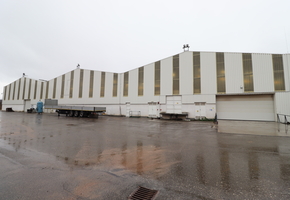Pest megye Őrbottyán pormentes ipari betonnal rendelkező csarnok, szabad terület kiadó