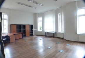 Budapest XI. kerület Hengermalom út önálló 1200nm-es B kategóriás irodaház kiadó