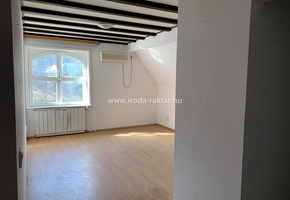 Pest megye Leányfalu 1830nm-es telken 1650nm szintterületű 5 szintes épület eladó