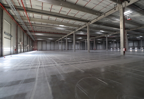 Pest megye Páty M1 autópályához közel 22.000nm cross docking raktár 900nm iroda és szociális blokkal kiadó