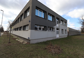 Pest megye Tököl 15.369nm-es telken 5.245nm szintterületű gyártócsarnok és irodaépület eladó